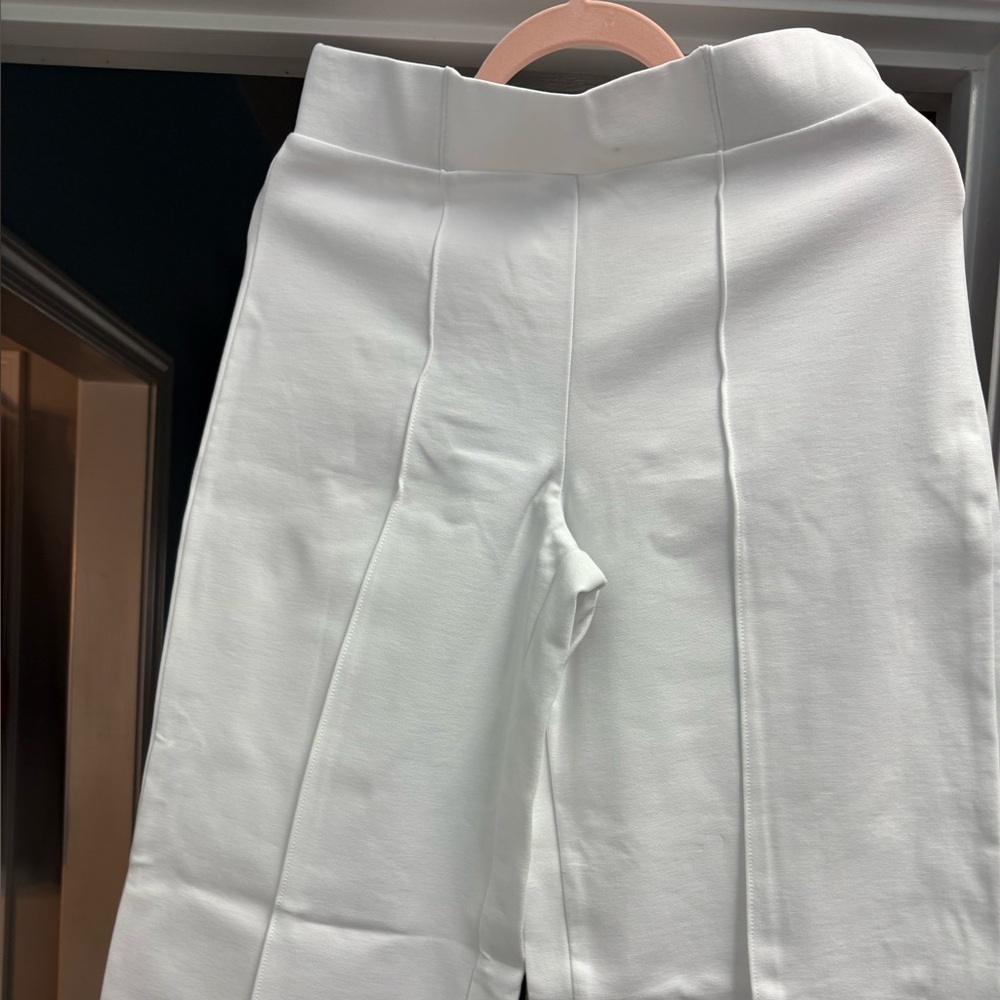 New Spin White Capris NWOT